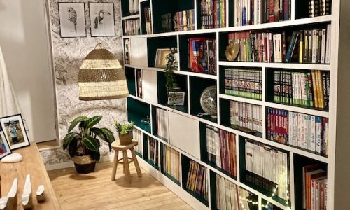 Bibliothèque sur mesure : création d’un coin lecture familial