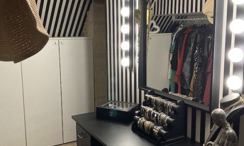 Dressing sur mesure : transformer un grenier en espace de rangement fonctionnel