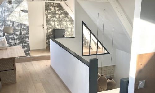 Bureau sous mezzanine : transformer une grande mezzanine en espace de travail fonctionnel