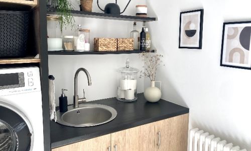Buanderie sur mesure : transformer une ancienne salle de bains en espace pratique