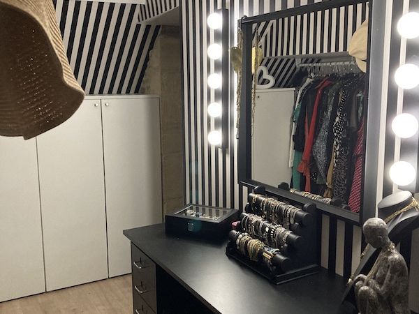Dressing sur mesure : transformer un grenier en espace de rangement fonctionnel