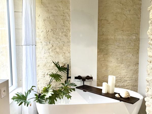 Salle de bain optimisée : intégrer douche, baignoire et WC dans 9 m²
