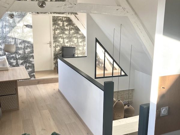 Bureau sous mezzanine : transformer une grande mezzanine en espace de travail fonctionnel